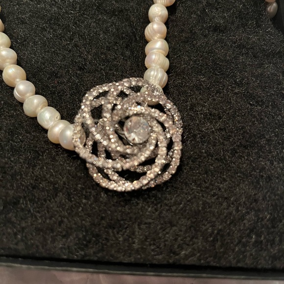 Pearl necklace with beautiful crystal pendants in a rose shape - Picture 5 of 7